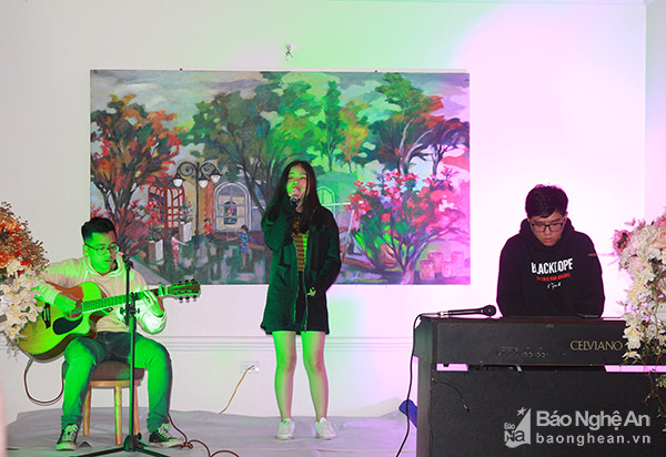 Ngay từ tối 30/12, nhiều chương trình ca nhạc do các em học sinh, sinh viên tổ chức đã diễn ra tại nhiều quán cà phê trên địa bàn thành phố Vinh. Ảnh: Chu Thanh