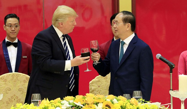  Trong 2 ngày 11-12/11, Tổng thống Mỹ Donald Trump đã có chuyến thăm cấp Nhà nước tới Việt Nam theo lời mời của Chủ tịch nước Trần Đại Quang. Đây là chuyến thăm Việt Nam đầu tiên của Tổng thống Donald Trump tới Việt Nam và diễn ra ngay trong năm cầm quyền đầu tiên.