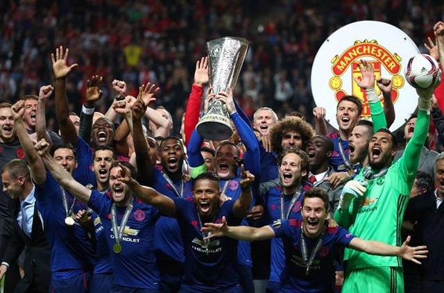 Việc phải xuống chơi ở Europa League ở mùa giải 2916/17 hóa ra lại đem đến cho Man United một cơ hội làm nên lịch sử. Bởi sau khi đán bại Ajax Amsterdam 2-0 trong trận chung kết tại Stockholm (Thụy Điển), Man United đã sưu tập thêm danh hiệu cuối cùng mà họ còn thiếu là Europa League. Như vậy, Man United đã trở thành đội bóng thứ 5 trong lịch sử (sau Juventus, Ajax, Bayern Munich và Chelsea) giành cả 3 chức vô địch lớn của châu Âu gồm C1/Champions League, UEFA Cup/Europa League và Cúp C2.