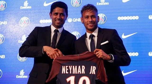 Ngày 3/8/2017, tiền đạo ngôi Neymar của Barca đã chính thức ra mắt PSG với bản hợp đồng chuyển nhượng có giá 222 triệu euro. Con số này đã phá vỡ mọi kỷ lục trong lịch sử bóng đá, vượt xa những cột mốc chuyển nhượng mới được lập ra cách đó vài năm. Cần biết rằng, trước khi Neymar tới PSG, kỷ lục mua cầu thủ của bóng đá thế giới mới chỉ dừng ở mức 105 triệu euro với thương vụ Man United chiêu mộ Paul Pogba từ Juventus. Và có lẽ chỉ vài năm trước thôi, không ai có thể tưởng tượng ra rằng số tiền mua một cầu thủ có thể tương đương với giá trị của cả một phi đội 3 chiếc Boeing 737 như lúc này.