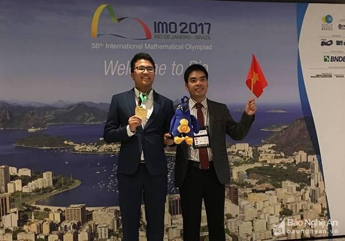 Em Nguyễn Cảnh Hoàng (trái) tại Kỳ thi Olympic Toán học Quốc tế năm 2017, đem về cho Nghệ An tấm HCV Toán học quốc tế đầu tiên. Ảnh: NVCC