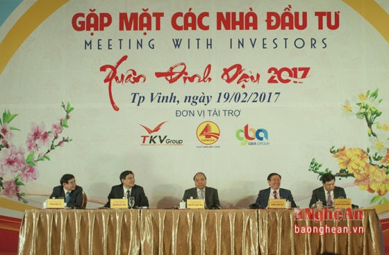 Thủ tướng Nguyễn Xuân Phúc, Phó Thủ tướng Vương Đình Huệ dự và chủ trì hội nghị Gặp mặt đầu tư Xuân Đinh Hợi 2017 tại Nghệ An, ngày 19/2/2017.