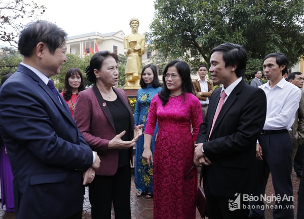 Chủ tịch Quốc hội Nguyễn Thị Kim Ngân thăm Trường THPT Chuyên Phan Bội Châu. Ảnh: Đức Anh.