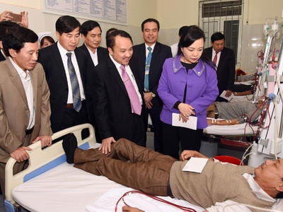 Bộ trưởng Bộ Y tế thăm hỏi, động viên các bệnh nhân nặng đang điều trị tại bệnh viện Đa khoa Thành phố Vinh. Ảnh: Từ Thành