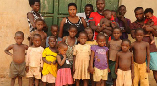 Mariam Nabatanzi (áo đen) cùng những đứa con. Ảnh: Colleb Mugume. 