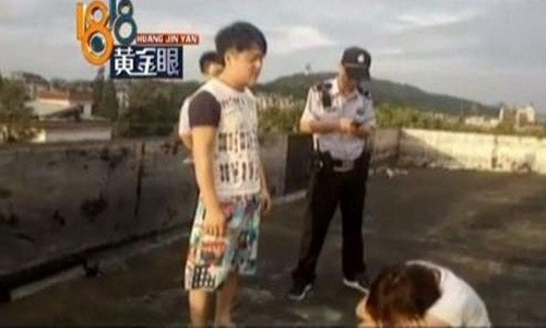 do vẫn giận dỗi bạn trai, cô gái trẻ không muốn về nhà, ngồi ngay giữa đường ăn vạ. 