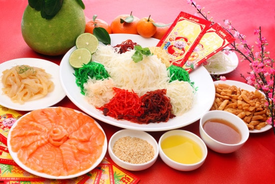 Yu Sheng một món ăn khá phổ biến trong ngày Tết tại các nước sử dụng tiếng Hoa như Malaysia, Singapore… Yu Sheng gồm rất nhiều loại rau củ xắt nhỏ và cá sống cắt mỏng. – Ảnh Nhà hàng Shang Palace Sài Gòn.