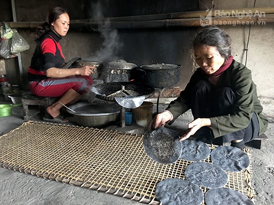 Nhiều hộ gia đình, như gia đình chị Nguyễn Thị Xuân, ngày tráng nhiều nhất có thể lên đến 1500 chiếc. Anhr: L