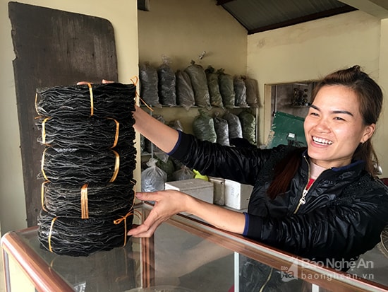 Nướng bánh đa cũng là một nghệ thuật, phải nướng đúng độ chín để bánh vàng đều và tỏa mùi thơm phức của gạo, vừng, gia vị… Ảnh: Lê Ngọc Phương