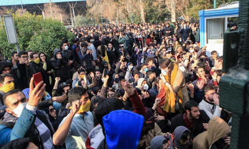 Sinh viên tham gia biểu tình tại thủ đô Tehran. Ảnh: AFP.