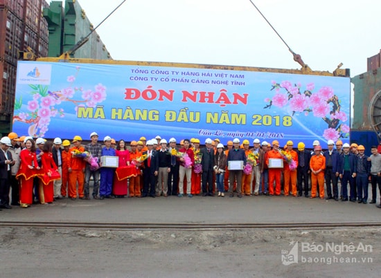 Công ty CP Cảng Nghệ Tĩnh đón mã hàng đầu năm. Ảnh Quang An