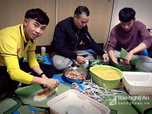 Gói bánh chưng đón năm mới của đồng hương Nghệ Tĩnh ở Okayama