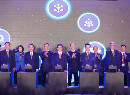 Các đại biểu bấm nút khởi động Đề án Hệ tri thức Việt số hoá. Ảnh: Võ Hải.