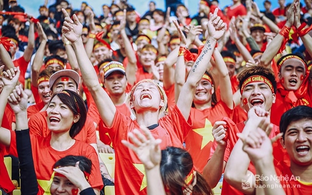 Người hâm mộ Việt Nam thoả thích thưởng thức bóng đá trong năm 2018. Ảnh tư liệu