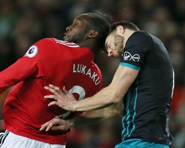 Tình huống dẫn đến chấn thương của Lukaku. Ảnh: Internet.