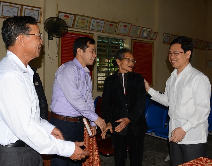 Đồng chí Nguyễn Xuân Sơn - Phó Bí thư Thường trực Tỉnh ủy, Chủ tịch HĐND tỉnh trao đổi cùng cán bộ, đảng viên chi bộ xóm Xuân Sơn, xã Nghi Xuân (Nghi Lộc).