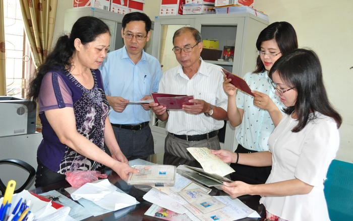 Ban Pháp chế HĐND tỉnh giám sát tại Phòng công chứng số 1. Ảnh: P.V