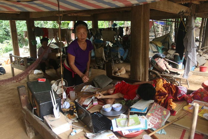 Người mẹ chuẩn bị bữa ăn cho Thưởng. Ảnh: Đào Thọ