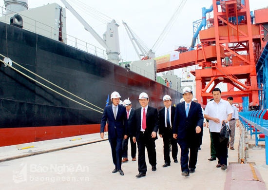 Phó Thủ tướng Vương Đình Huệ và Bí thư Tỉnh uỷ Nguyễn Đắc Vinh thăm cầu cảng Vissai. Ảnh tư liệu.
