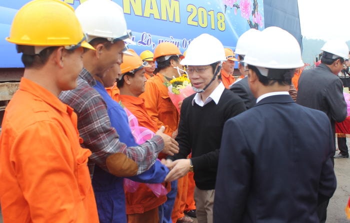 Lãnh đạo Tổng công ty Hàng hải Việt Nam tặng hoa chúc mừng CBCNV Cảng Nghệ Tĩnh đầu năm mới.
