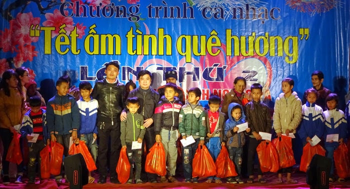 Trao quà cho các em học sinh nghèo và hộ gia đình đặc biệt khó khăn. Ảnh: Anh Tuấn