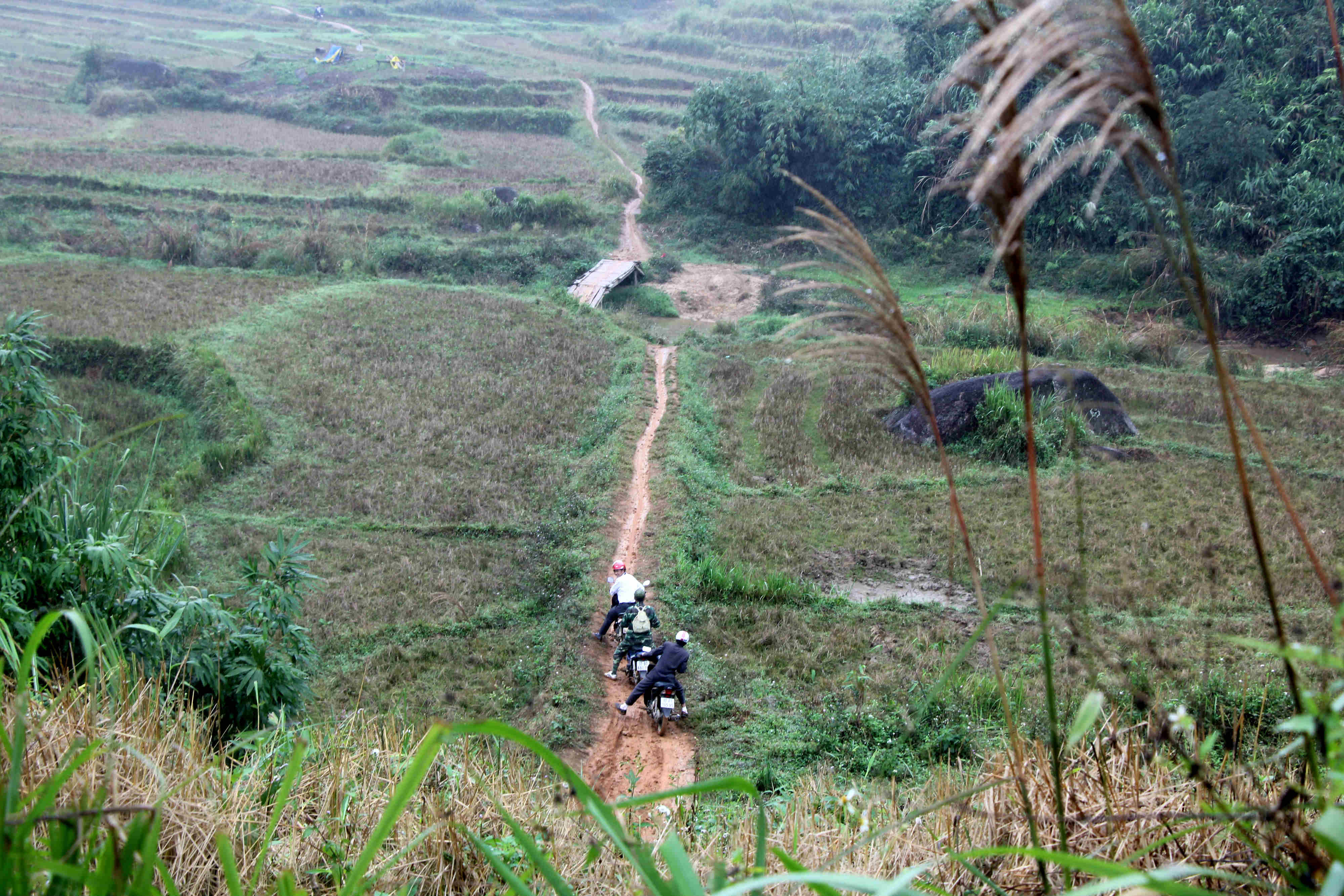 Con đường từ ngã ba bản Na Pục, xã Châu Thôn vào 4 bản người Mông dài 19km nhưng vào ngày mưa phải đi mất hàng tiếng đồng hồ. Ảnh: Hùng Cường