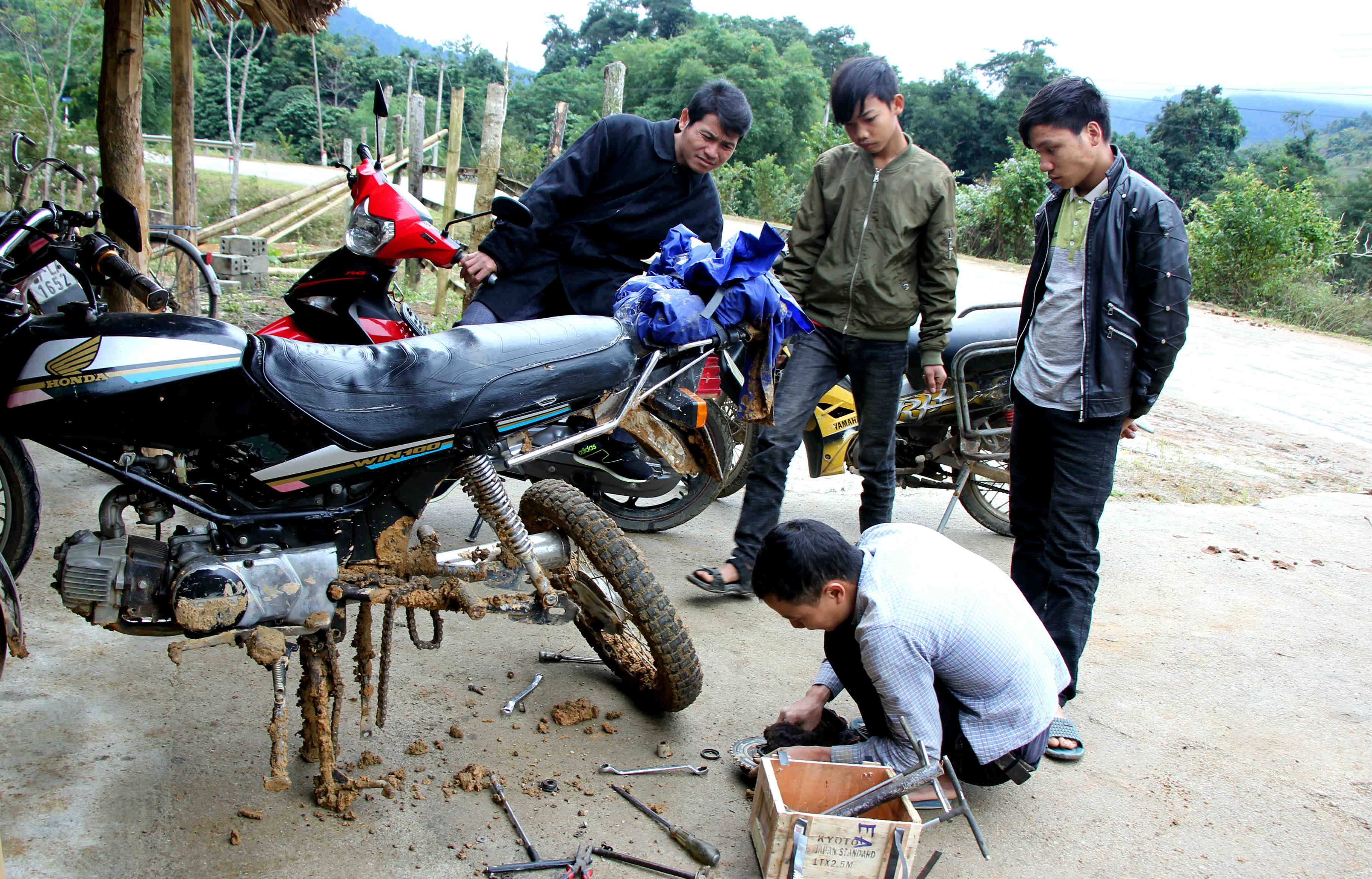 Chiếc xe này buộc phải cắt ngắn xích nhằm tăng khả năng vượt lầy. Ảnh: Hùng Cường