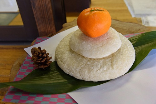 Bánh nếp mochi là món ăn truyền thống của người Nhật trong dịp năm mới. Ảnh: Japan Times.