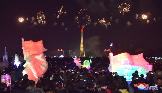 Triều Tiên bắn pháo hoa tưng bừng đón năm mới 2018. Ảnh: Reuters