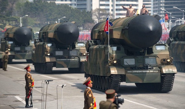 Một tên lửa không xác định được trình diễn trong cuộc diễu binh nhân kỷ niệm 105 năm ngày mất cố Chủ tịch Triều Tiên Kim Nhật Thành. Ảnh: AP