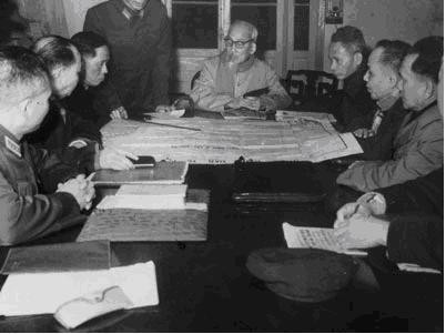 Bác Hồ và Bộ Chính trị họp bàn chiến dịch Tết Mậu Thân 1968. Ảnh tư liệu