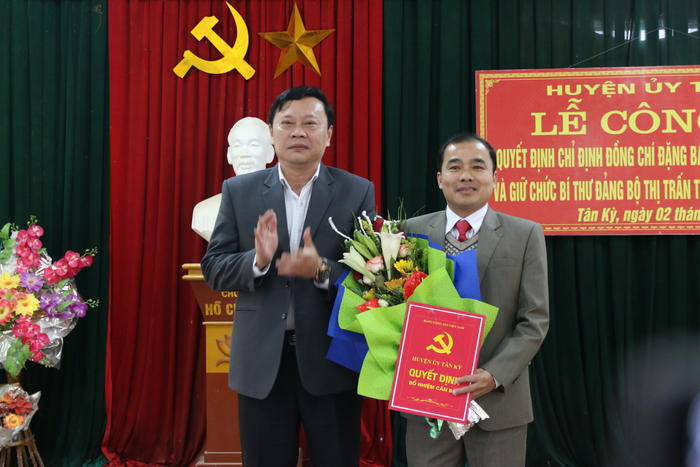 Đồng chí Bùi Thanh Bảo- Bí thư Huyện ủy Tân Kỳ trao quyết định và tặng hoa cho đồng chí Đặng Bá Hùng. Ảnh Trọng Hùng