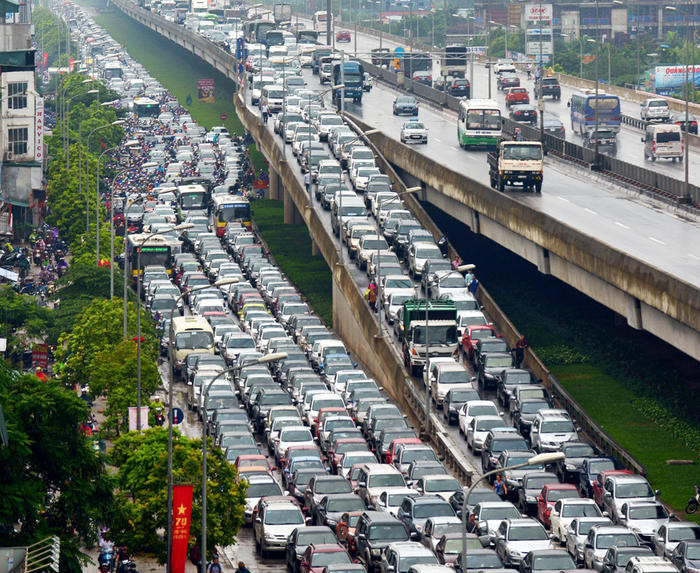 Số lượng xe hơi phát triển quá nhanh khiến nạn kẹt xe thêm trầm trọng.