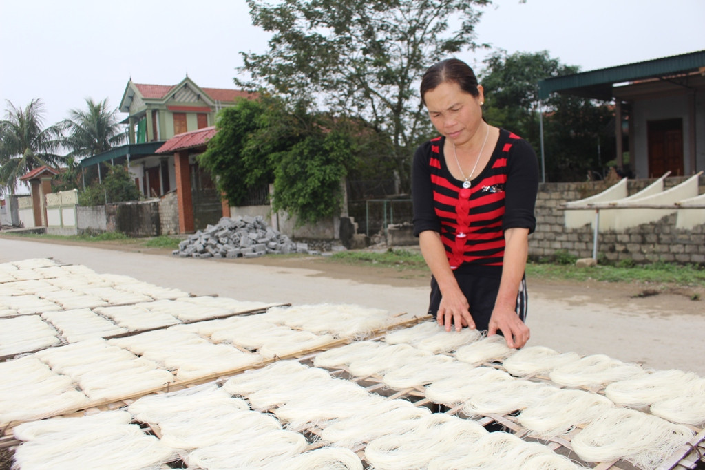 Chị Nguyễn Thị Hương, một hộ làm miến cho biết, nghề  này được bà con sản xuất quanh năm nhưng sản xuất nhiều nhất là vào những tháng gần Tết; bắt đầu từ tháng 11 dương lịch; mỗi hộ bình quân sản xuất từ 3 - 3,5 tạ gạo. Ảnh: Việt Hùng