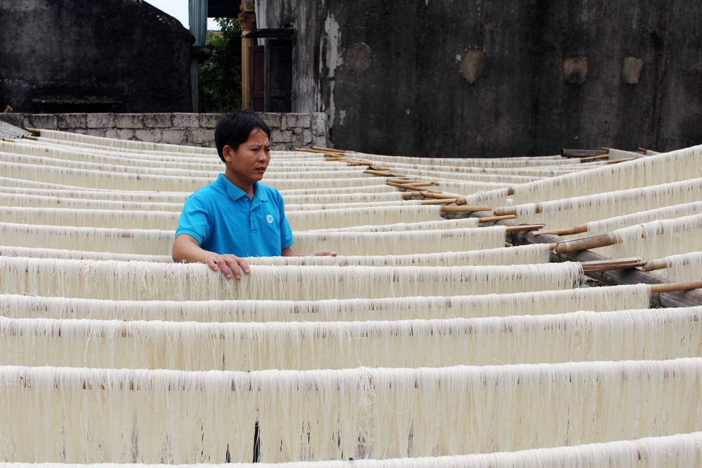 Nghề chế biến gạo được du nhập vào địa phương từ những năm 1980, thời đó người dân sản xuất thủ công, nhỏ lẻ. Từ năm 2005 đến nay, các hộ dân đã mạnh dạn đầu tư máy móc sản xuất miến gạo, vừa tiết kiệm được công lao động vừa tăng năng suất và chất lượng. Năm 2012, UBND tỉnh công nhận làng nghề sản xuất miến Phú Thành. Ảnh: Việt Hùng