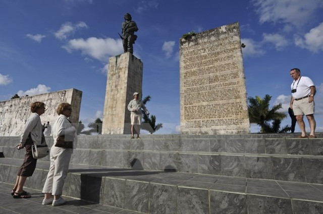 Du khách tham quan tượng đài Che Guevara tại Santa Clara, Cuba. Ảnh: AFP/TTXVN