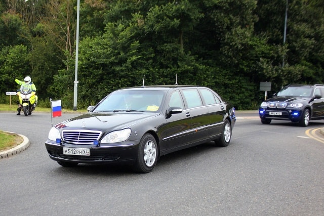  Tổng thống Nga Vladimir Putin đang sử dụng chiếc siêu xe chống đạn Mercedes-Benz S600 Guard Pullman do Đức sản xuất riêng