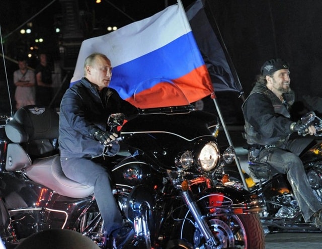 Tổng thống Putin dẫn đầu đoàn xe mô tô của CLB “Sói đêm” tại lễ hội hàng năm của CLB này trong năm 2011. Trong năm 2010, ông từng dẫn đầu đoàn xe mô tô của CLB “Sói đêm” đi trên Bán đảo Crimea.