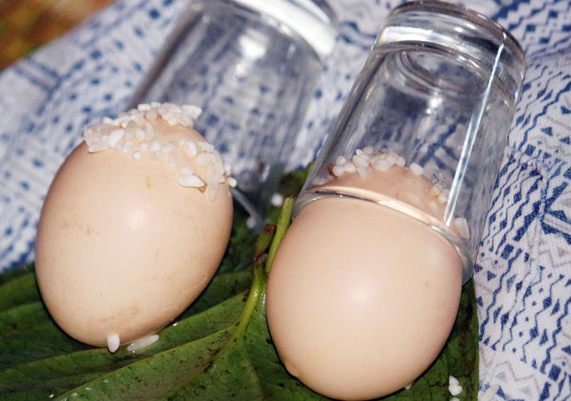 Quả trứng gà là thứ không thể thiếu trong nhiều nghi lễ tâm linh của cộng đồng người Thái ở Nghệ An. Trong ảnh là đôi trứng trong lê gọi vía (Ảnh : Hữu Vi)