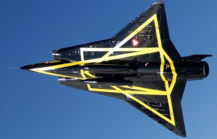 Saab 35 Draken được phát triển từ những năm 1949 để thay thế các phiên bản trước đó là Saab J29 Tunnan và Saab J32 Lansen.