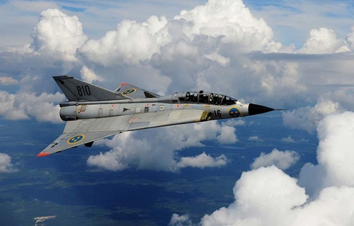 Saab 35 Draken là chiến đấu cơ đánh chặn với thiết kế 1 ghế ngồi, 1 động cơ có khả năng hoạt động trong mọi điều kiện thời tiết.