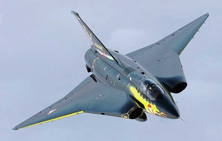 Ghế trên Saab 35 Draken có thể nghiêng 30 độ giúp phi công không phải chịu áp lực lớn đè lên đầu. Ngoài ra, buồng lái của Saab 35 Draken được trang bị điều hòa và hệ thống điều áp.