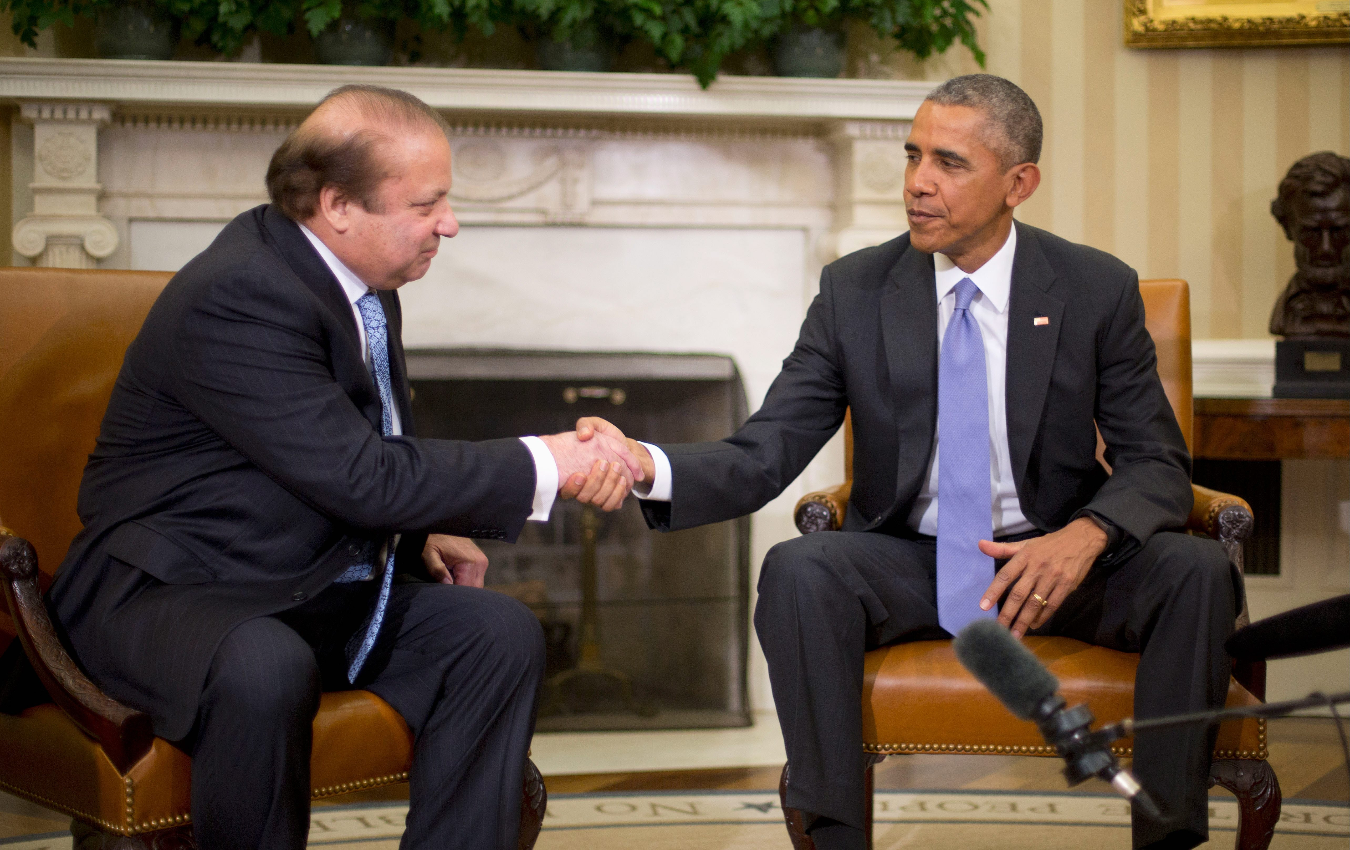 Cựu tổng thống Mỹ Barack Obama và Thủ tướng Pakistan Nawaz Sharif trong cuộc gặp tại phòng bầu dục, Nhà Trắng ở Washington. Ảnh: Reuters.