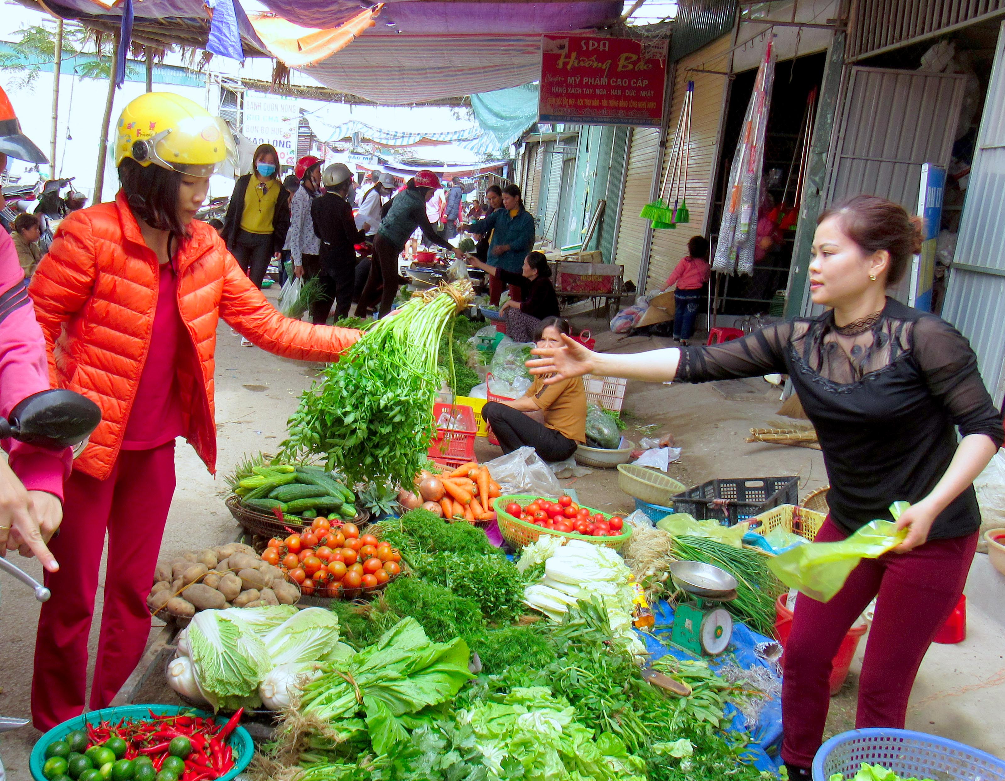 Rau xanh được tiêu thụ mạnh tại các chợ. Ảnh Quang An