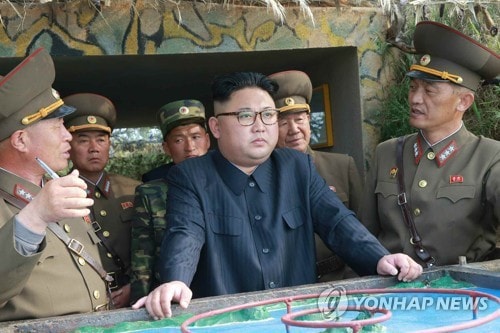 Nhà lãnh đạo Triều Tiên Kim Jong-un trong một chuyến thị sát biên giới. Ảnh: Yonhap