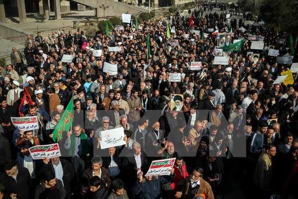 Người dân tuần hành ủng hộ Chính phủ tại Tehran, Iran.guồn: AFP/TTXVN)