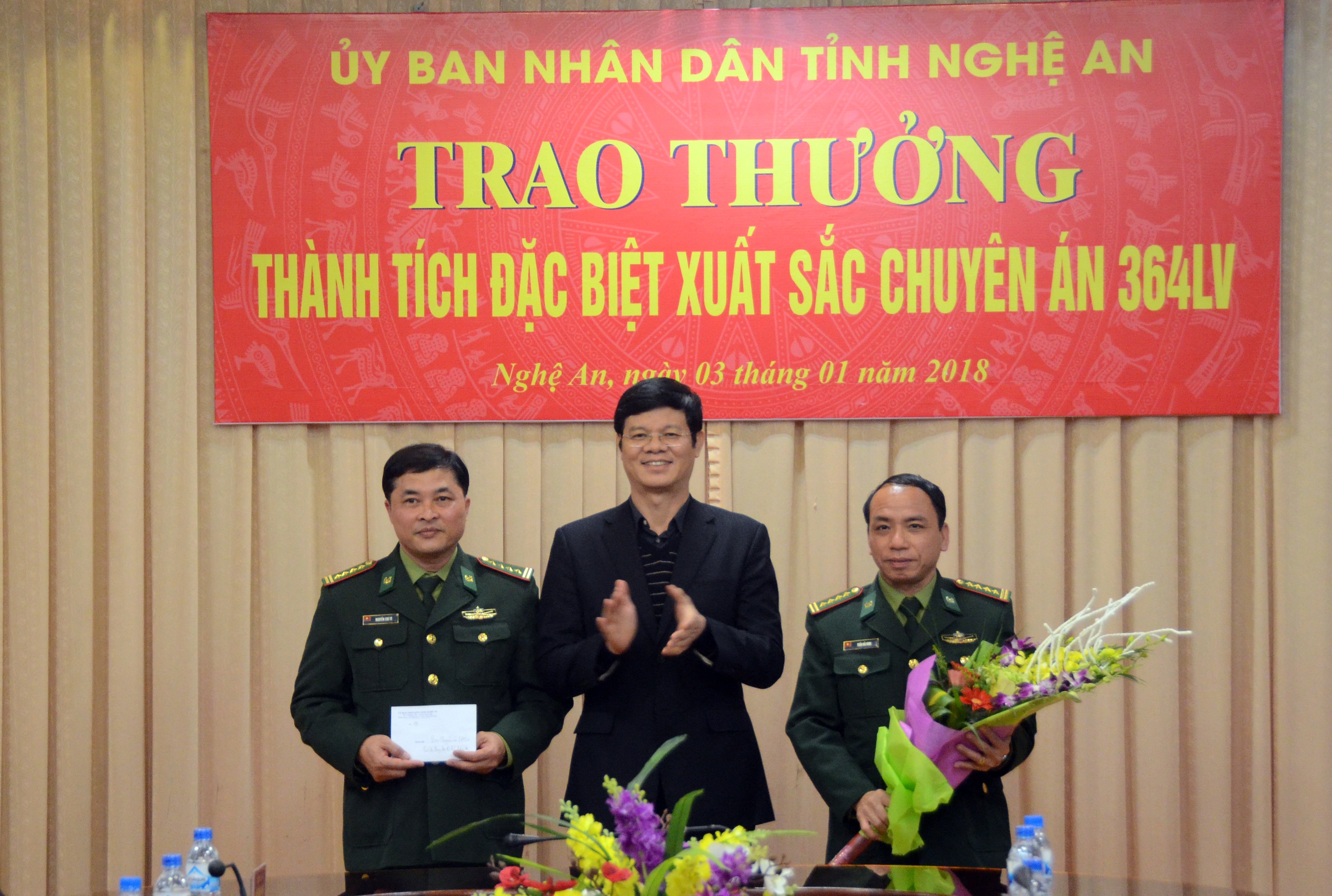 Đồng chí Lê Xuân Đại trao thưởng cho Ban Chuyên án 364LV và lực lượng trực tiếp tham gia. Ảnh: Thành Chung