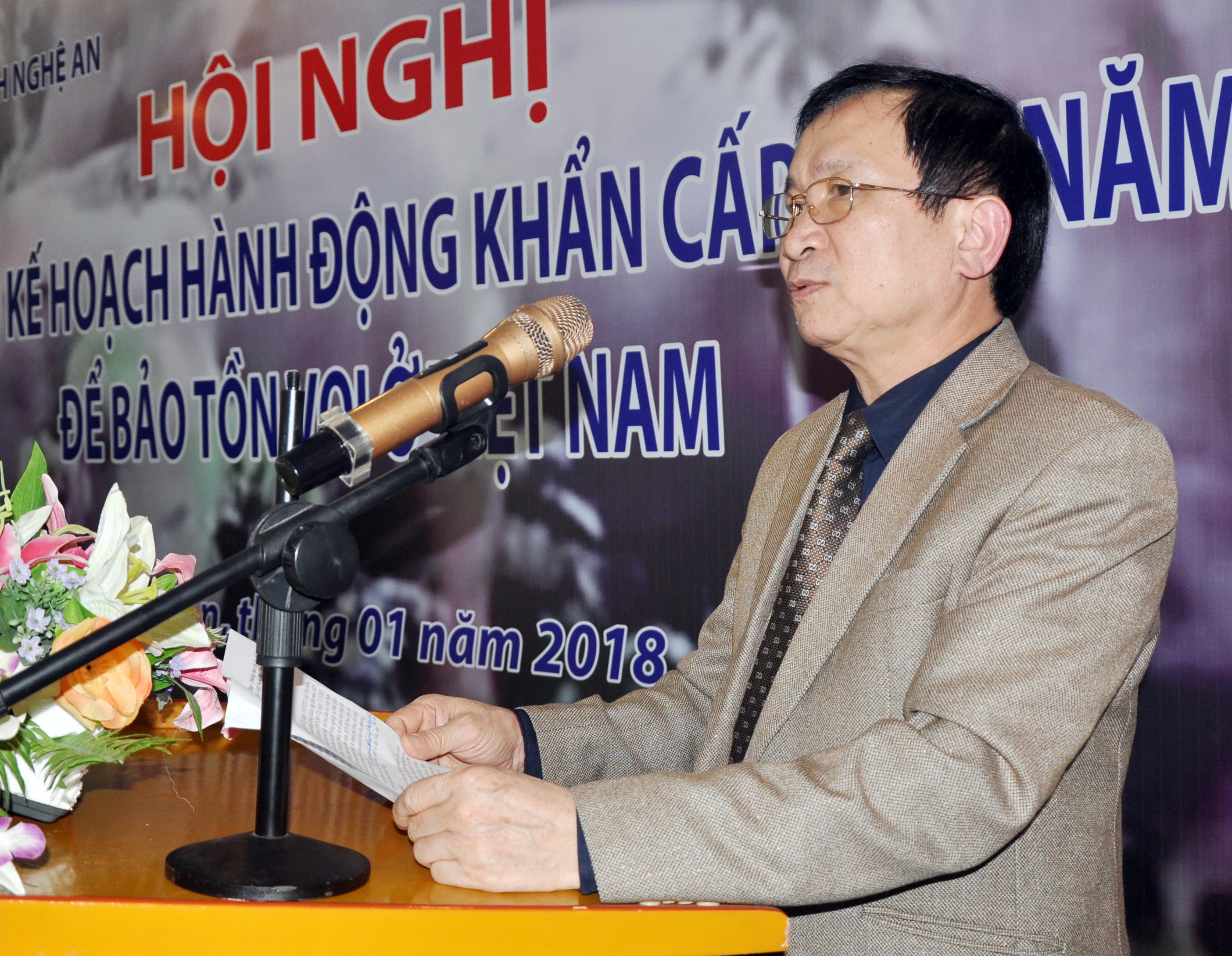 Đồng chí Đinh Viết Hồng - Phó Chủ tịch UBND tỉnh Nghệ An khái quá tình hình thực hiện công tác bảo tồn voi trên địa bàn. Ảnh: Công Kiên