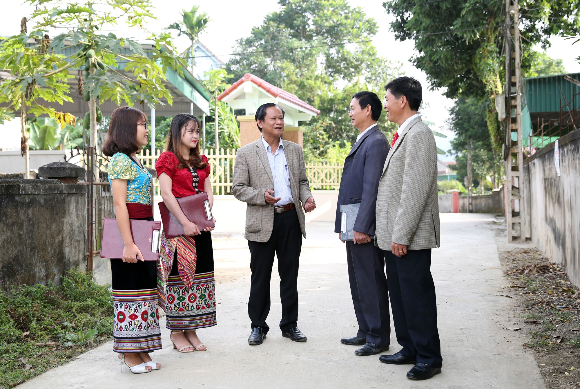 Đồng chí Lữ Đình Thi - Bí thư Huyện ủy Quế Phong và các ban, phòng huyện tiếp xúc với bà con nhân dân. Ảnh: Hồ Phương