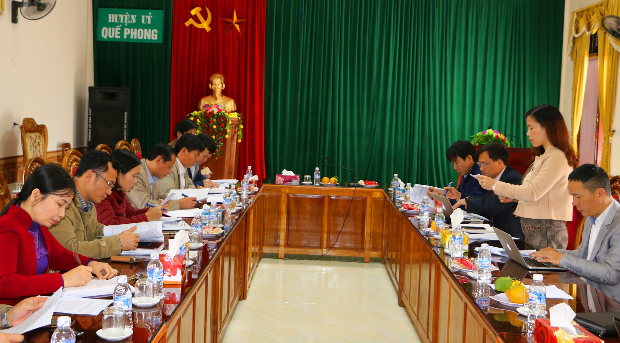 Đại diện đoàn công tác Báo Nghệ An thông qua báo cáo tại buổi làm việc với Thường trưc Huyện ủy Quế Phong. Ảnh: Nguyễn Hải